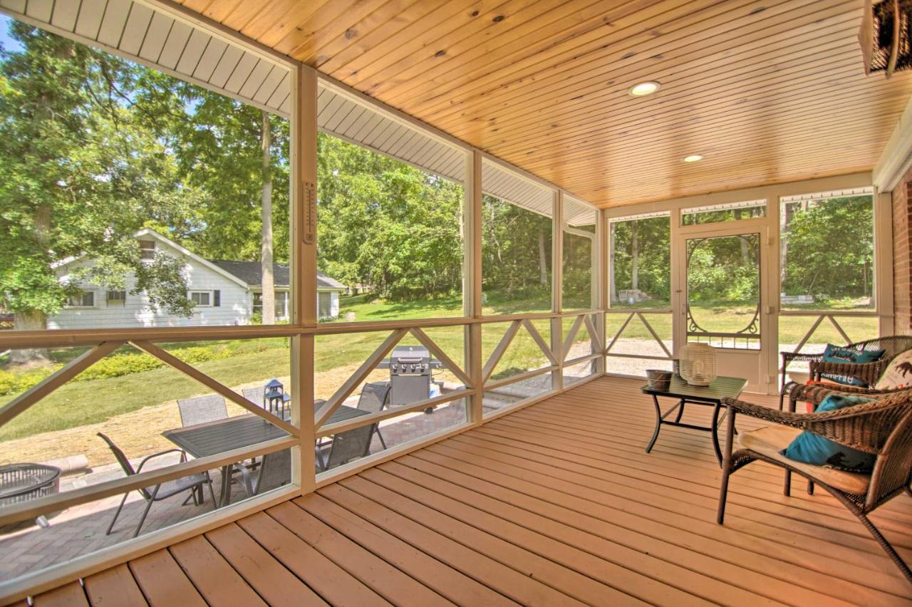 Sun-lit Geneva Sanctuary With Bbq Patio! Hébergement de vacances Lake Geneva